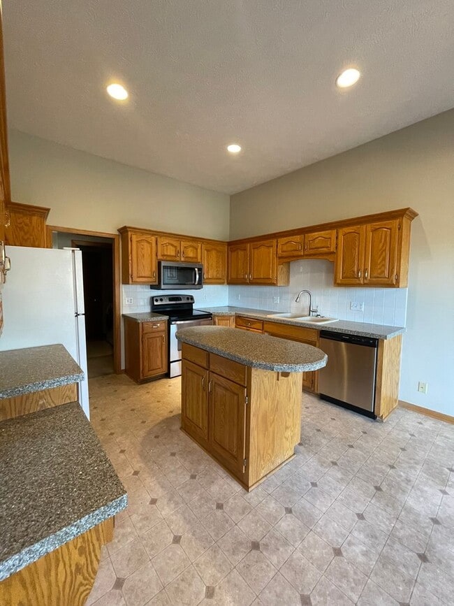 Building Photo - 17116 I St