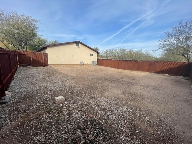 Building Photo - Single Family Home Style Unit w/ A/C, High...