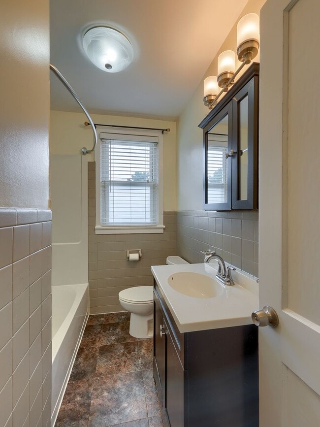 Building Photo - Adorable 2 Bedroom Single Family Home