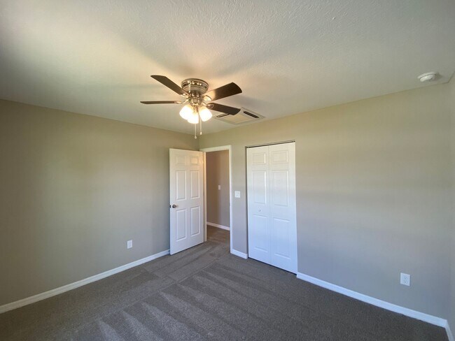 Building Photo - Desirable SE Ocala Neighborhood 3/2/2 *WON...