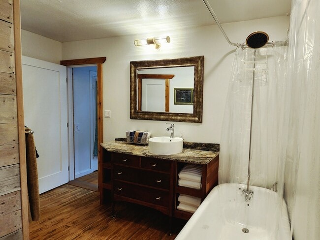 Building Photo - 122 Bear Cove