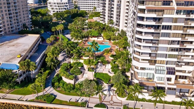 Building Photo - 520 Brickell Key Dr