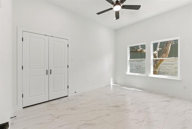 Building Photo - 418 Bedford Dr