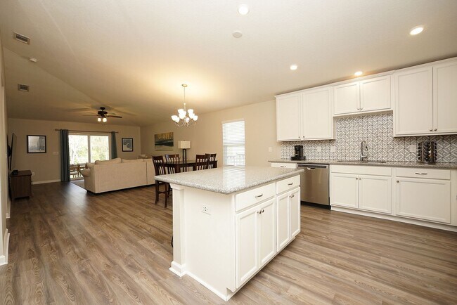 Building Photo - Central Freeport Location with Community Pool