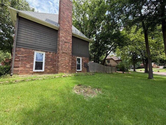 Building Photo - 2910 Foster Dale Cove
