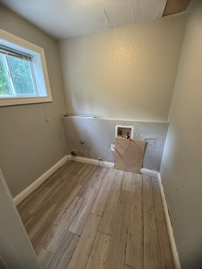 Building Photo - 4 bedroom, 2 bath house in Davenport