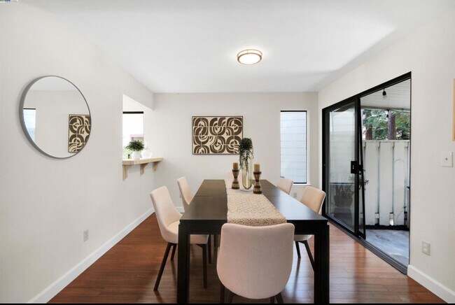 Building Photo - 316 Del Monte Way