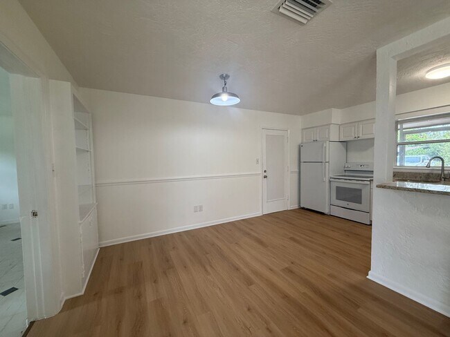 Building Photo - 3 Bedroom 2 Bath Single Family Home w/Garage & Bonus Room