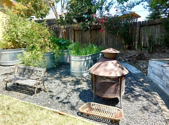 Building Photo - Lovely one level home in Northwest Santa R...