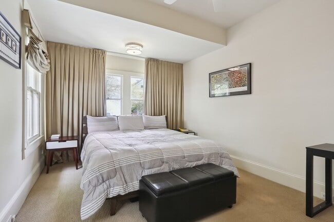 Building Photo - Fabulous Single Fam Uptown Home 3BD/2BA with great yard.