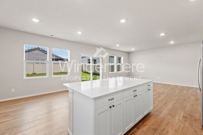 Building Photo - Beautiful New DR Horton 4 Bed 2.5 Bath Hom...