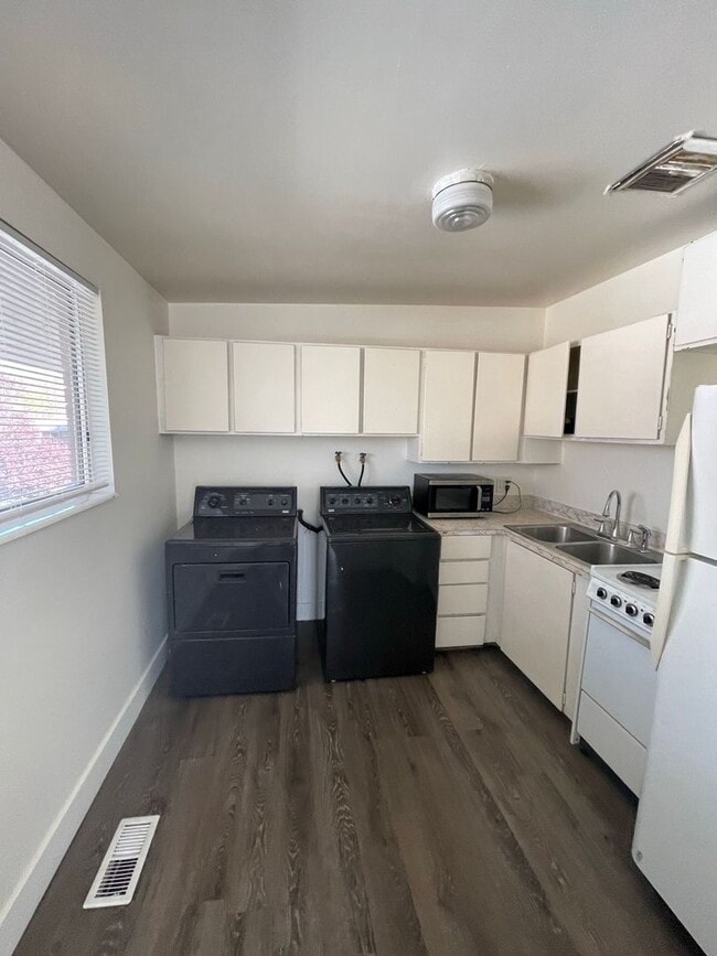 Building Photo - Remodeled Two bedroom apt, Sugarhouse; Covered Parking