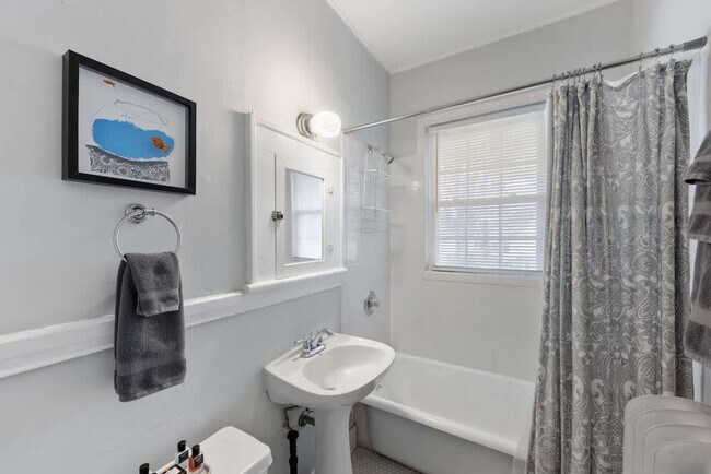 Building Photo - 536 Hawthorne Ln