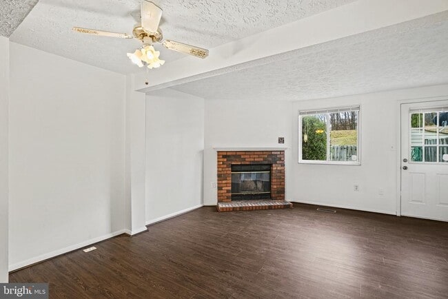 Building Photo - 3525 Laurel View Ct