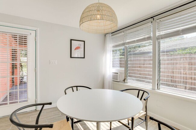 Building Photo - Charming 3/2 Available Now! Furnished or U...