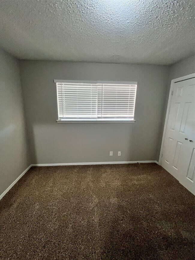 Building Photo - 22318 Meadowgate Dr