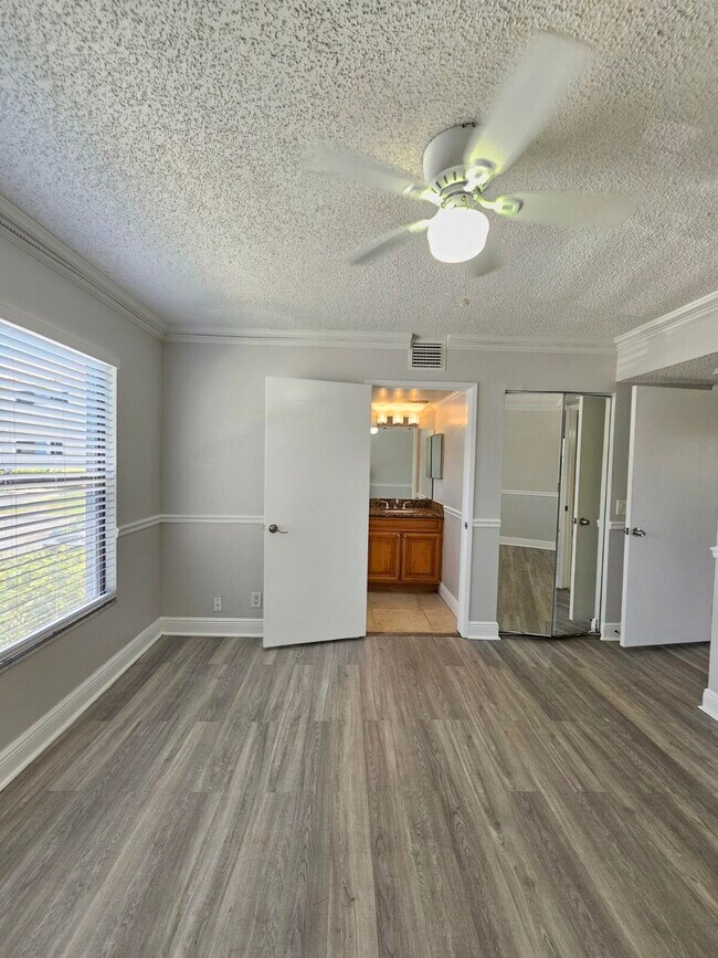 Building Photo - 1453 Lake Crystal Dr