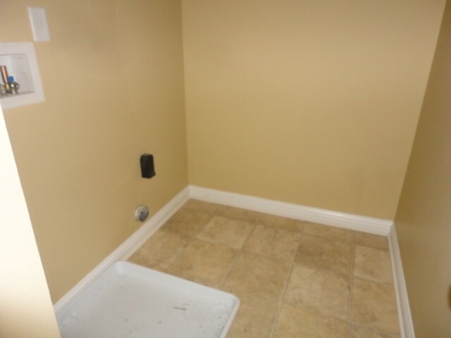 Building Photo - 960 Foxtail Ct