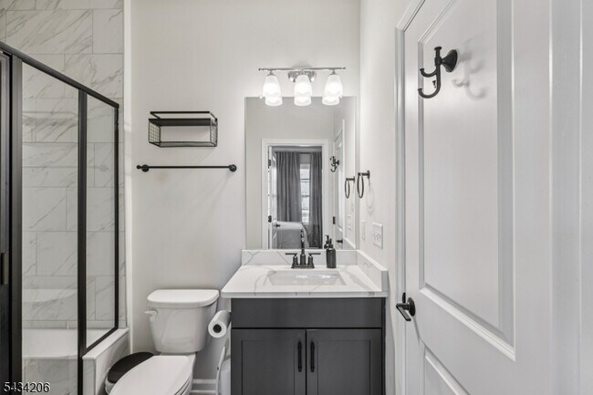 Building Photo - 21 Dahlia Dr