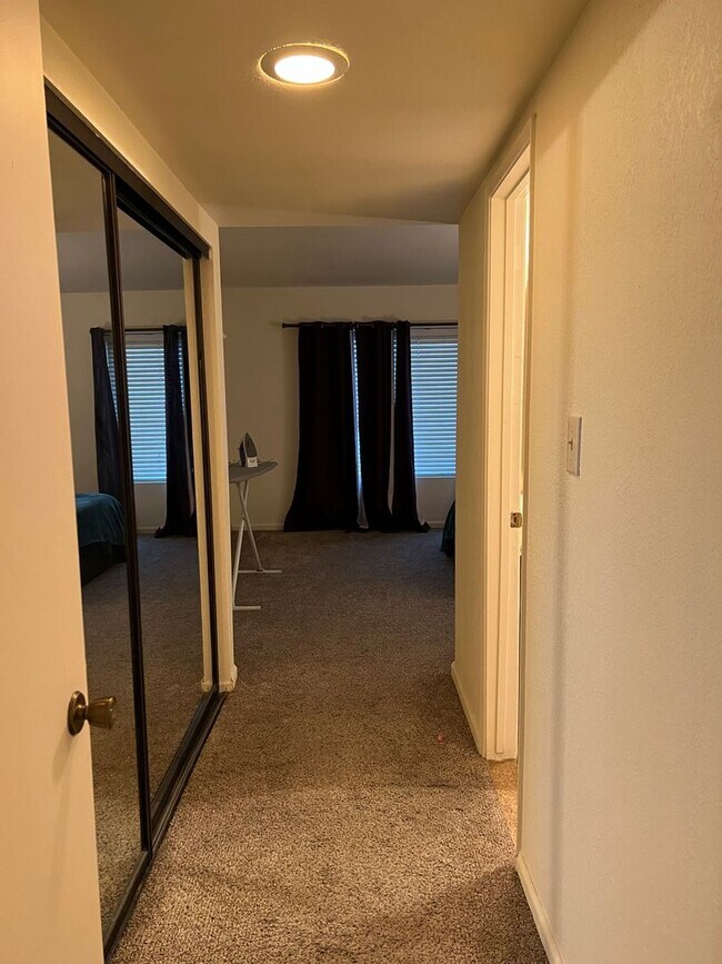 Building Photo - TOWNHOME IN MESA DEL SOL!