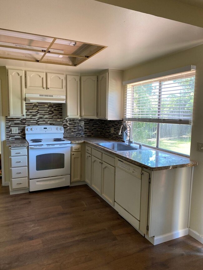 Building Photo - Coming Soon - Beautifully remodeled 5 bed/...