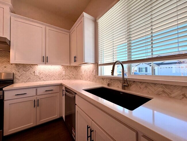 Building Photo - Beautiful 3 Bedroom NEW JMC home for rent in West Roseville!