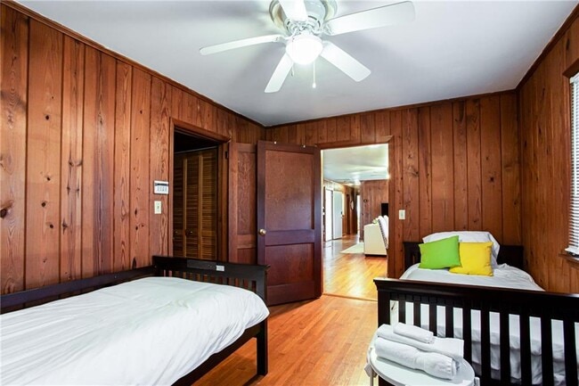 Building Photo - 4061 Lower Roswell Rd