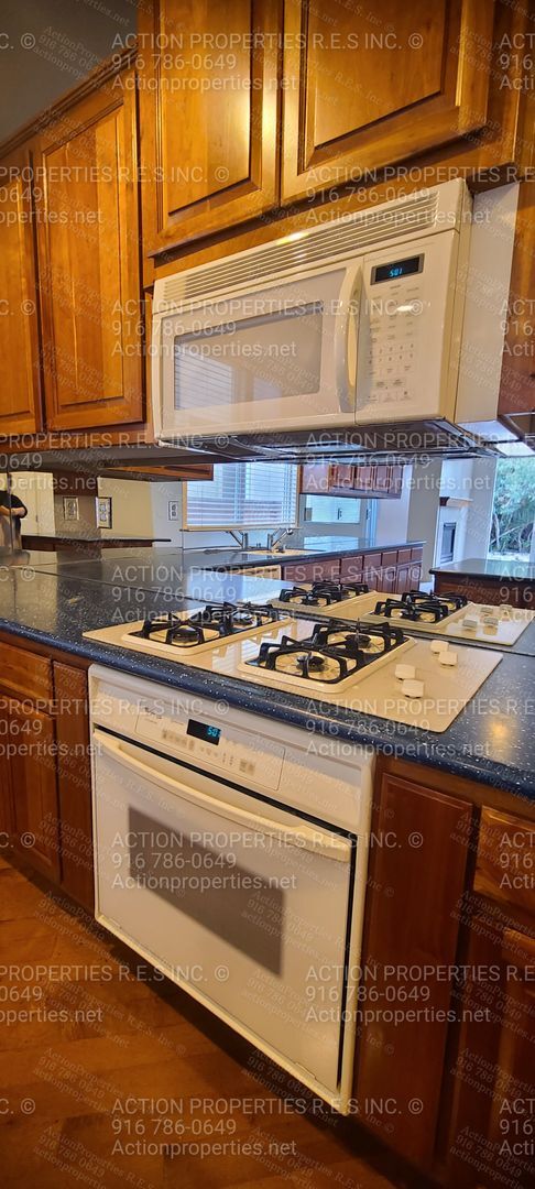 Building Photo - Roseville (Highland Park) 3 Bed Plus Den/O...