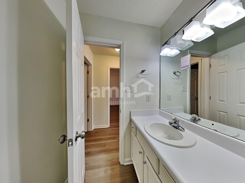 Building Photo - 135 Kentucky Derby Dr