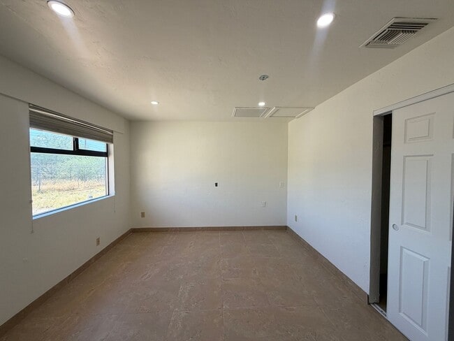 Building Photo - 1741 N 6th Ave