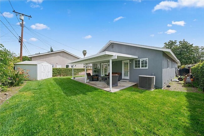 Building Photo - 329 E Everett Pl