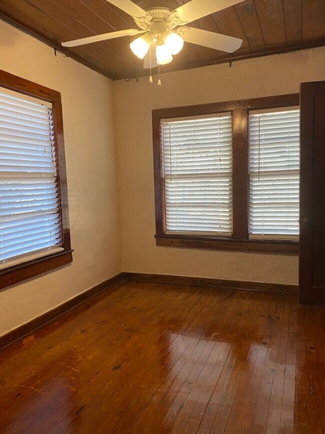 Building Photo - 2 Bedroom Charmer in Old Daphne