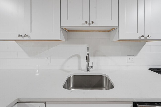 Building Photo - Modern, Cozy 2BR Home with Basement & Park...
