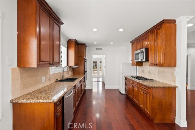 Building Photo - 23036 Burbank Blvd