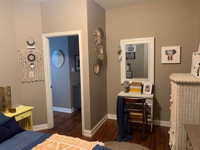 Building Photo - Renovated Germantown House in Great Location