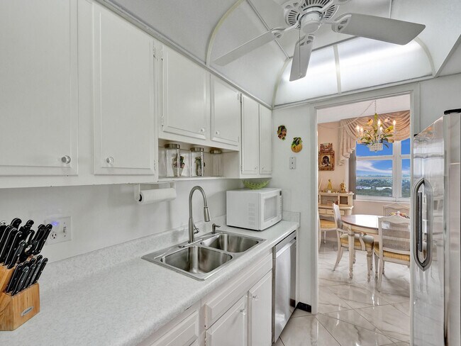 Building Photo - 2121 N Ocean Blvd