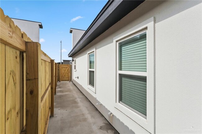 Building Photo - 20 S Links Dr