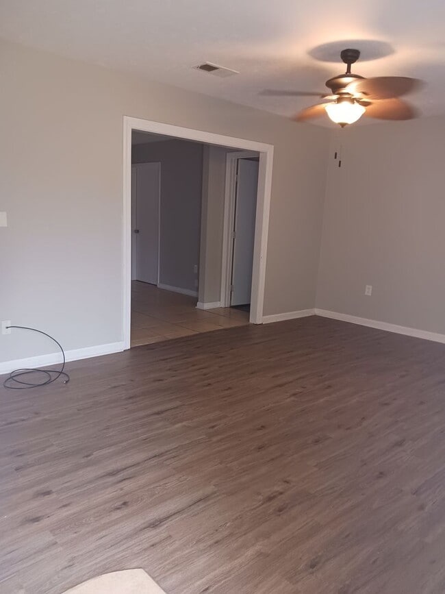 Building Photo - 4 Bedroom 2 bathroom Home available to ren...