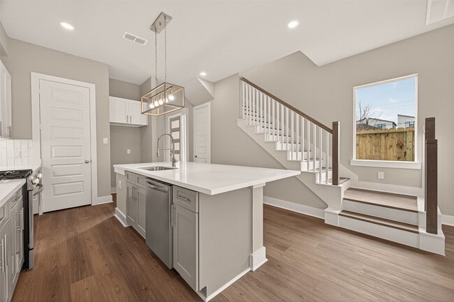 Building Photo - 1504 Hussion St