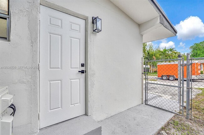 Building Photo - 8201 SW 42nd St
