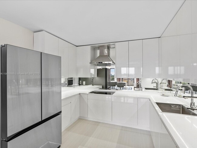 Building Photo - 8877 Collins Ave