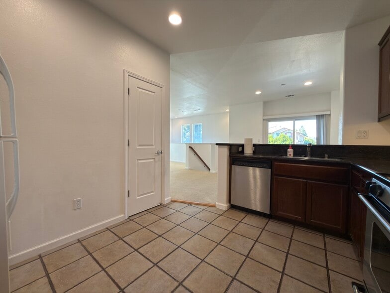 Kitchen 3 - 300 Presidio St