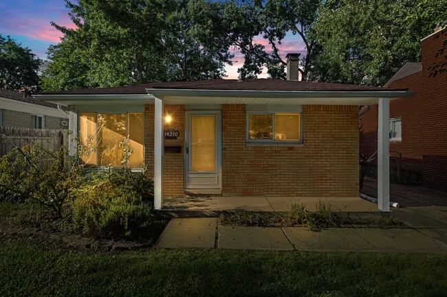 BEAUTIFUL 3 BED 1.5 BATH HOME IN OAK PARK MI - BEAUTIFUL 3 BED 1.5 BATH HOME  IN OAK PARK MI