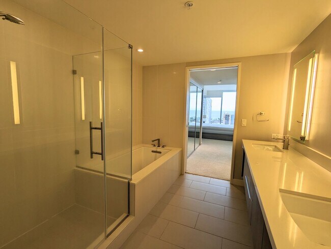 Building Photo - Fully Furnished Luxury Kakaako Living at Symphony 2 Bed, 2 Bath, 2 Parking