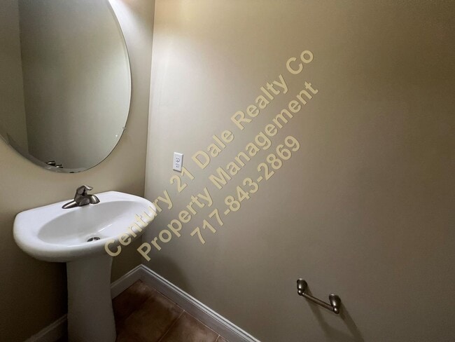 Building Photo - Large Three Bedroom 2.5 Baths in the Stone Gate Commons Association