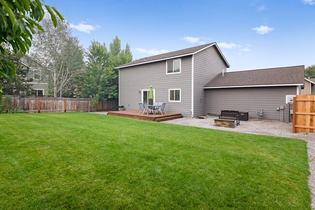 Building Photo - Charming 4Bed/3Bath Home in NE Bend with S...