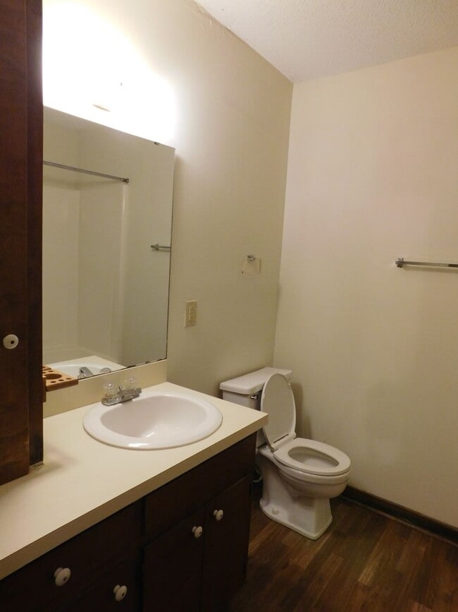 Building Photo - 2 Bedrooms, 1 bathroom Cathedral ceiling i...