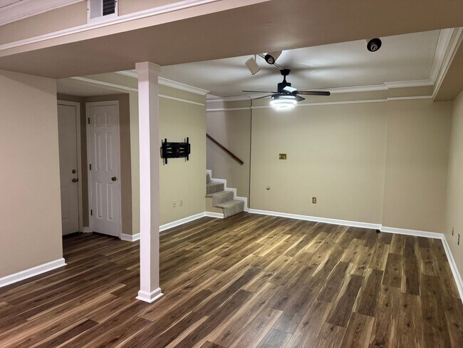 Building Photo - 2BR Bellevue Townhome