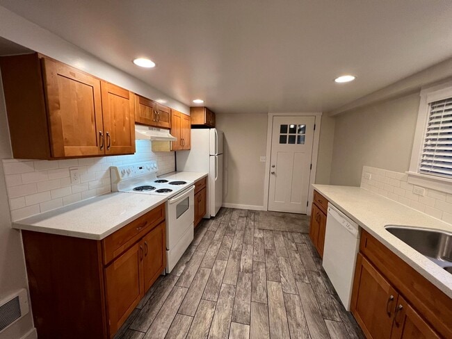 Building Photo - Spacious Two-Story Home on Private Land in the Desirable Issaquah School District