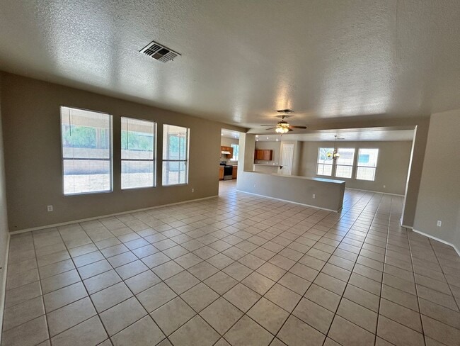 Building Photo - Spacious single story Peoria stunner w/New...